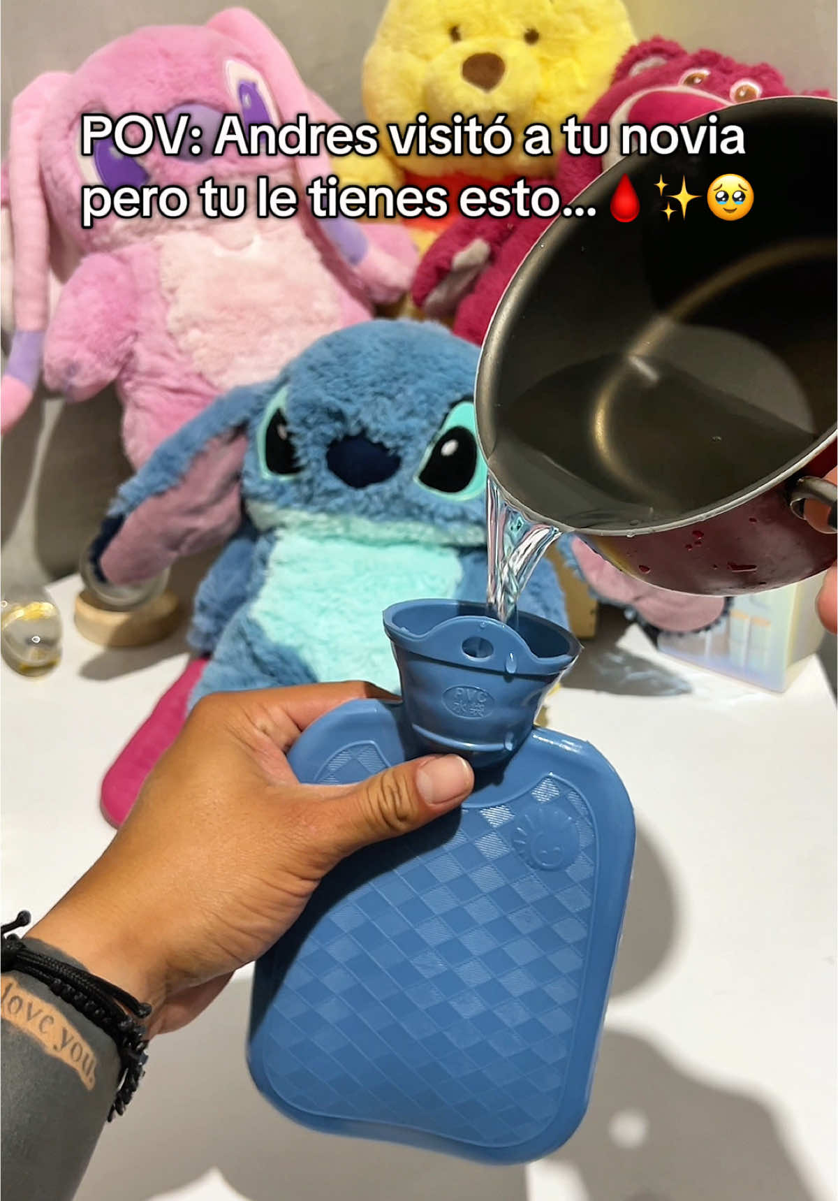 Es la mejor y mas linda compresa caliente para colicos que existe!🥹🩸✨ #colicos #periodo #liloystich #novia #regalo #pelucheparacolicos #compresacaliente #gift #forher  Este peluche de Stitch es el perfecto elemento que ella necesita para combatir esos dolorosos colicos cuando Andres esta en casa! Su compresa caliente es de plastico de alta calidad que mantendra una temperatura elevada hasta por 4 horas! 🤩