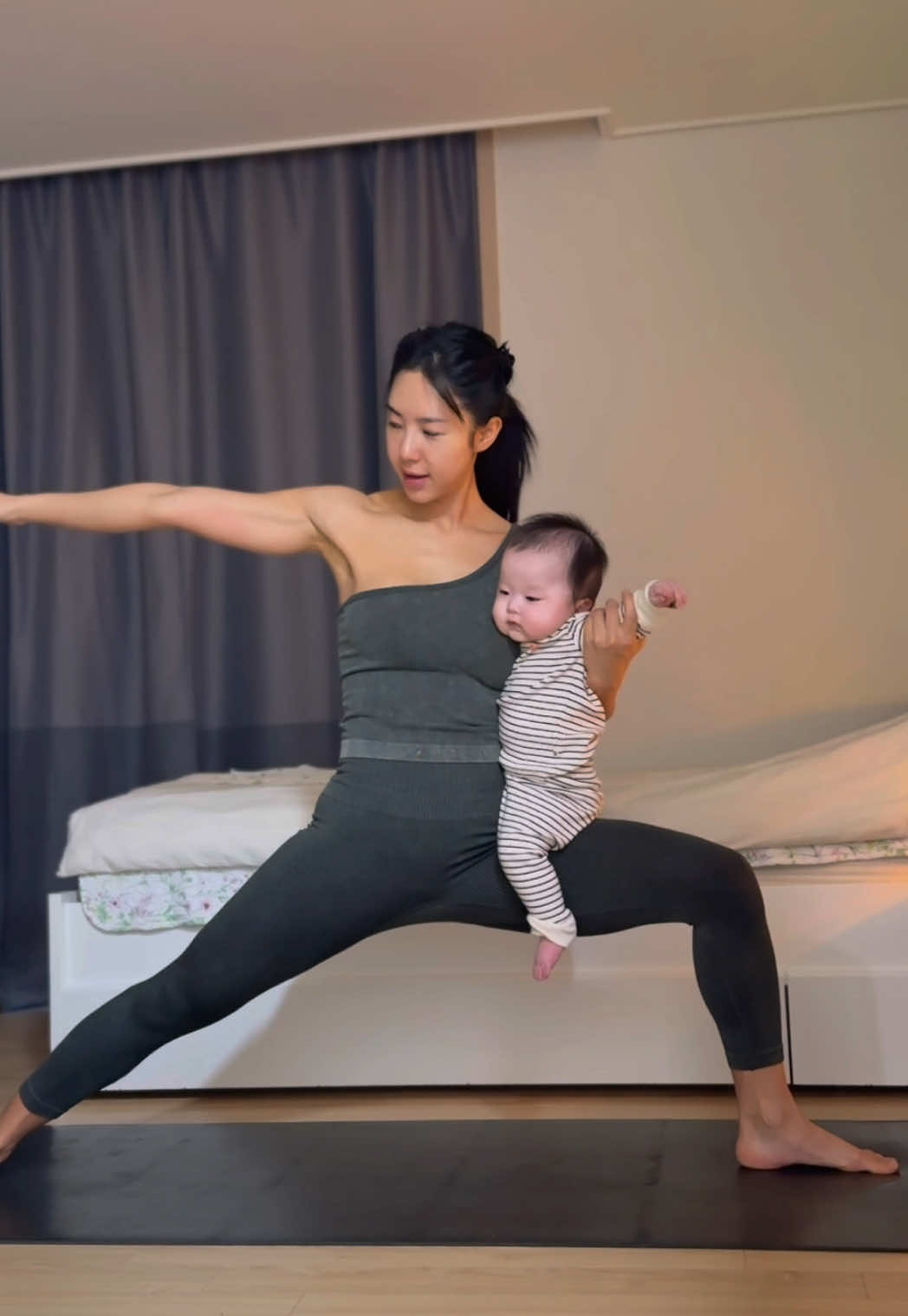 우리 조카 너무 예쁘죠?✨ 새벽에 요가하려는데 깨서 혼자 놀고 있길래  데리고 와서 같이 요가했어요. 🧘‍♀️ 옹알이도 얼마나 많이 하는지,  하나하나가 너무 귀엽고 사랑스러워서 마음이 벅차오르더라고요. ❤️ 아이들에게서 얻고 배우는 감정, 경험, 순간들은 정말 소중해요.  조건 없는 사랑을 느끼는 이 순간이 얼마나 값진지…  오늘도 가득 채워지는 마음으로 시작합니다. ☀️🧘‍♀️  #조카바보 #요가 #사랑가득 #쌍둥이 #고모 #육아 #아들둘맘 #일상 #육아맘 #박소리 #요가강사박소리