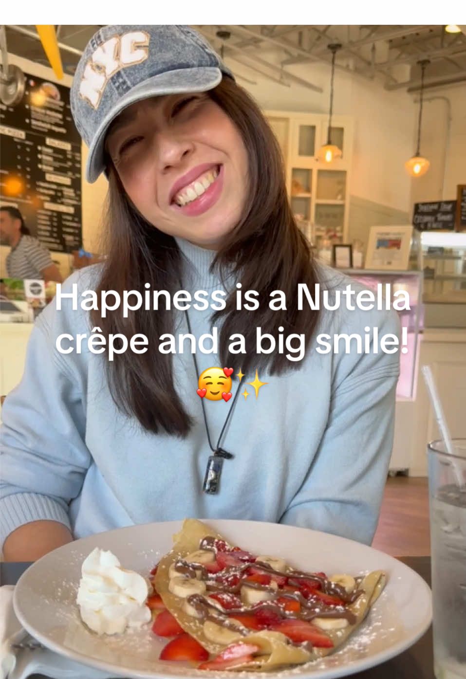 Le bonheur, c’est une crêpe au Nutella et un grand sourire ! 🥰✨  La felicidad es una crepa de Nutella y una gran sonrisa! 🥰✨  Happiness is a Nutella crêpe and a big smile! 🥰✨  VE A MI IG: estilo.izumichel PARA MÀS! GO TO MY IG: estilo.izumichel FOR MORE!  #estiloizumichel #imageconsultant #paralisiscerebral#cerebralpalsy#asesoriadeimagen#outfitinspiration #fashiontips#fashiontiktok #fashioninspo