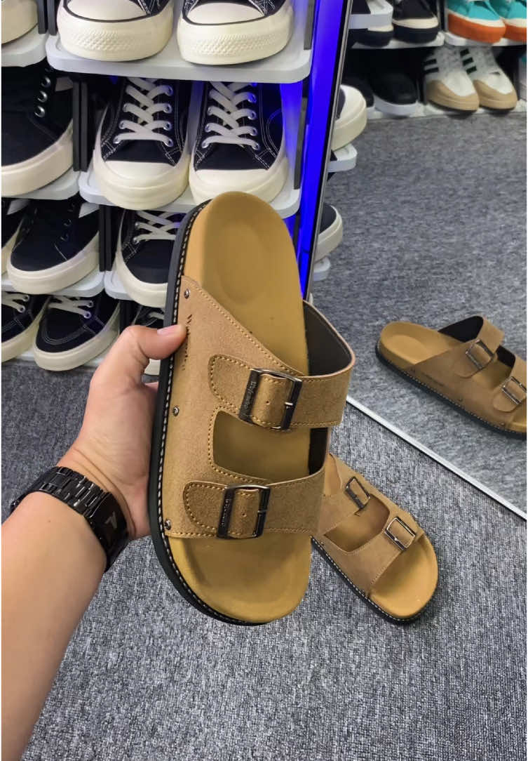 Rekomendasi sandal lebaran cowok keran dari brand Wajendra #sandallebaran #wajendra #sandalcowok #sandallebaran2025 #sandalslide 