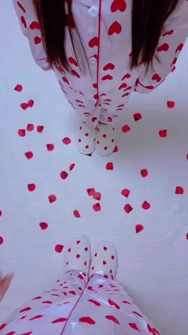 انا بنتها الوحيدة وانا لعيونها الضي وهيّا🤍❤️نور عيوني وقمة رضاي💝انا حبيبة امي❤️وهي حبيبتي 💖 