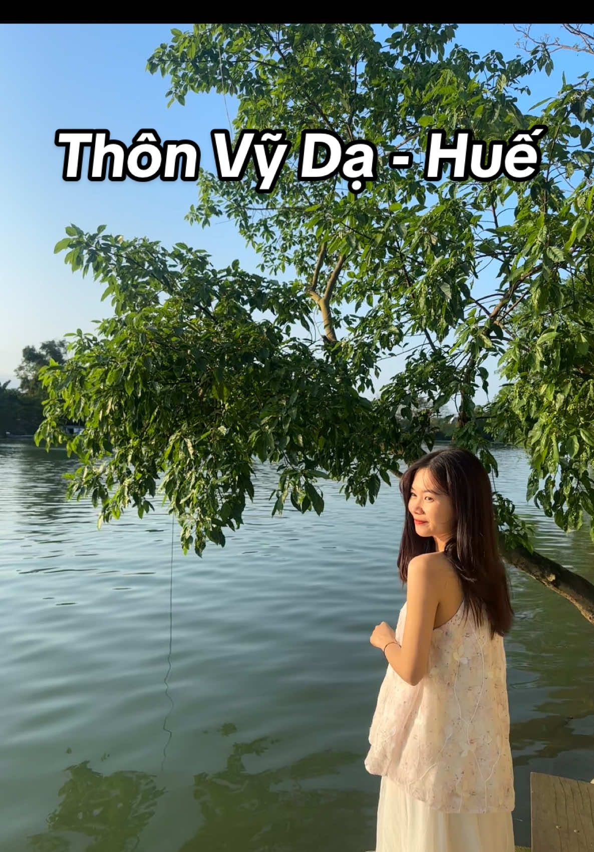 Cuối cùng cũng được đến thôn Vỹ Dạ ở Huế. Rất thơ.  Bọn mình check in sau đó ngồi quán cafe Bến Xưa ngay cạnh.  Nhâm nhi ly cafe ngắm sông nước, chill đến lạ ✨✨#huemonghuemo #dulichhue  #diemcheckinhue #thonvyda  #benxuahue