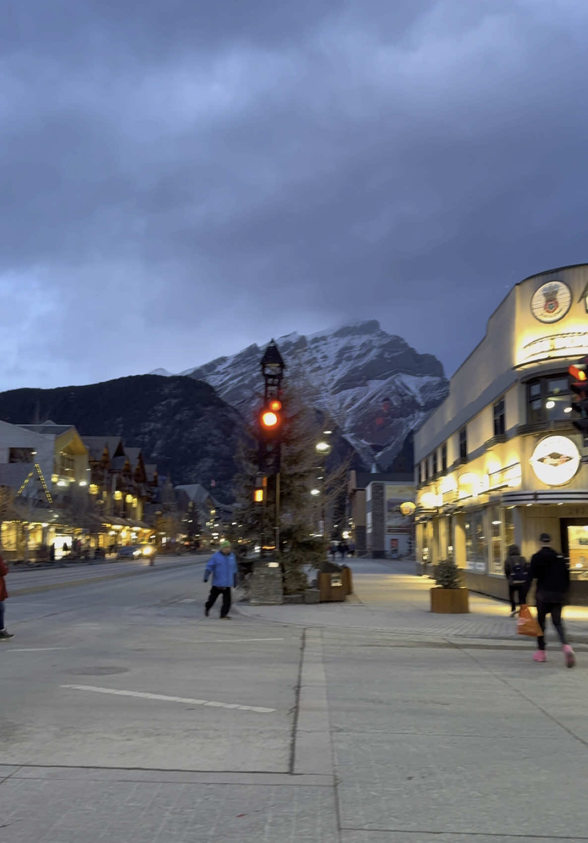 February evening 💙#fyp #foryou #canada #mountainlovers #mountainlife #alberta #views #beautifuldestinations #beautifulview #banffnationalpark #banff #canadianrockies #evening #eveningview 