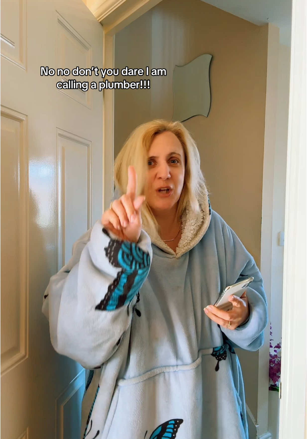 Oh poor Mr Smith! #joettes 💙 #bluelady4929 ##blue💙lady##suze##craig##mumlife##plumber##flood##leak