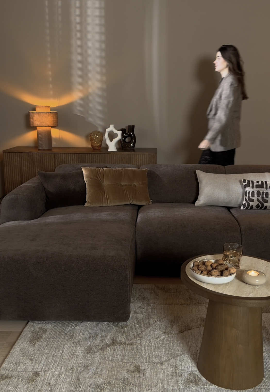 Maine in bruin 🤎  Wat vinden jullie van deze trendkleur? 😍 #loveorhate #bruin #brown #hoekbank #interieur #trending 