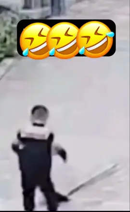 #CapCut Lỡ dẫm cái xẻng đập vào đầu mà giờ phải đi xúc cát xúc sỏi