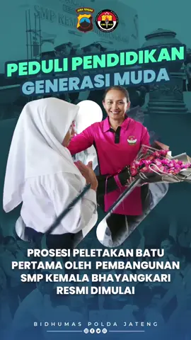 *Prosesi Peletakan Batu Pertama oleh Ketua Pembina Yayasan Kemala Bhayangkari, Pembangunan SMP Kemala Bhayangkari Resmi Dimulai* *Peduli Pendidikan Generasi Muda, Ketum Bhayangkari Mulai Proses Renovasi SMP Kemala Bhayangkari di Karanganyar* Polda Jateng, Kab. Karanganyar | Pembangunan gedung baru SMP Kemala Bhayangkari resmi dimulai dengan prosesi peletakan batu pertama oleh Ketua Pembina Yayasan Kemala Bhayangkari, Ny. Juliati Sigit Prabowo. Prosesi ini menjadi tonggak awal bagi relokasi sekolah yang telah berdiri sejak 1973. Gedung baru SMP Kemala Bhayangkari akan dibangun di atas lahan seluas 3.220 meter persegi di Dukuh Jati, Desa Jati, Kecamatan Jaten, Kabupaten Karanganyar. Relokasi ini dilakukan untuk meningkatkan kapasitas dan kualitas pendidikan, mengingat lokasi sebelumnya di belakang Polsek Karangpandan hanya memiliki luas 875 meter persegi. Prosesi peletakan batu pertama ini dihadiri oleh Ketua Bhayangkari Daerah Jawa Tengah, Ny. Diana Ribut H. Wibowo, Ketua Bhayangkari Cabang Karanganyar, Ny. Dian Hadi Kristanto, serta perwakilan BBPMP Jawa Tengah, Sri Hartati, S.Pd., M.Pd. Turut hadir pula jajaran Forkopimda Kabupaten Karanganyar serta Kapolda Jateng. Sebelum prosesi, Ny. Juliati Sigit Prabowo beserta rombongan terlebih dahulu meninjau SMP Kemala Bhayangkari Karangpandan. Dalam kesempatan tersebut, ia berinteraksi dengan para siswa dan guru, memberikan motivasi agar terus bersemangat dalam belajar serta berkontribusi dalam mencetak generasi penerus bangsa yang unggul dan berprestasi. Dalam sambutannya, Ny. Juliati Sigit Prabowo menegaskan bahwa pembangunan SMP Kemala Bhayangkari merupakan wujud nyata komitmen Yayasan Kemala Bhayangkari dalam mendukung peningkatan kualitas pendidikan di Jawa Tengah. 