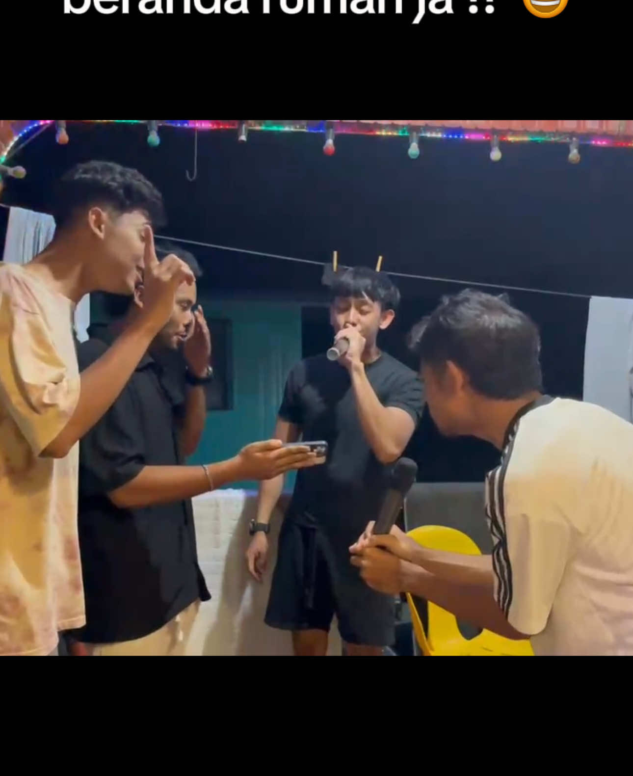 Eh eh ah… Happy atuk nenek ada cucu dari KL tolong riuhkan rumah.. Biasanya time raya ja rumah meriah macam ni 🥰  . #adagajahdibalikbatu #fyp #karaoke #faizruzayn #ismailizzani #zynnakal #tawau 