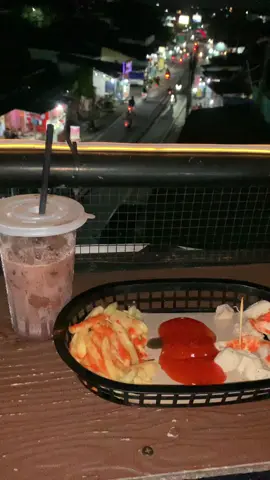 DI KARAWANG ADA TEMPAT NONGKRONG SAMBIL LIAT PEMANDANGAN DENGAN HARGA YANG WORTH IT?😱😱 16RB UDAH DAPAT MAKAN DAN MINUMNM😋😋 DENGAN VIBES YANG ENAK NIH APALGI BAWA PASANGAN ATAU BUAT GALAUU cek vt selanjutnya untuk deskripsi tempat nya#cafekarawang #coffee #coffeshop #karawang #galuhmaskarawang #xybca #masukberandamuu #beranda #cafe #cafe #vibes #malam #fyp #fypシ゚viral🖤tiktok #fypage #masukberandatiktok 
