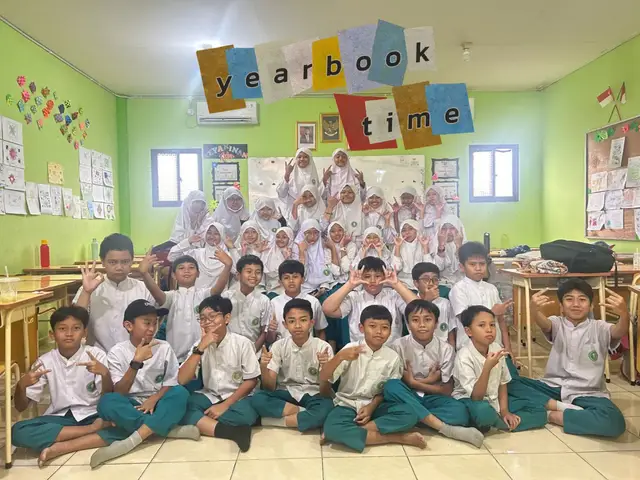 yeaay akhirnyaa baghdad bts jugaa! semoga kenangan ini selalu ada di ingatan kita yaa 🤍🤍. love baghdadd<3 #yearbook #baghdad #school 
