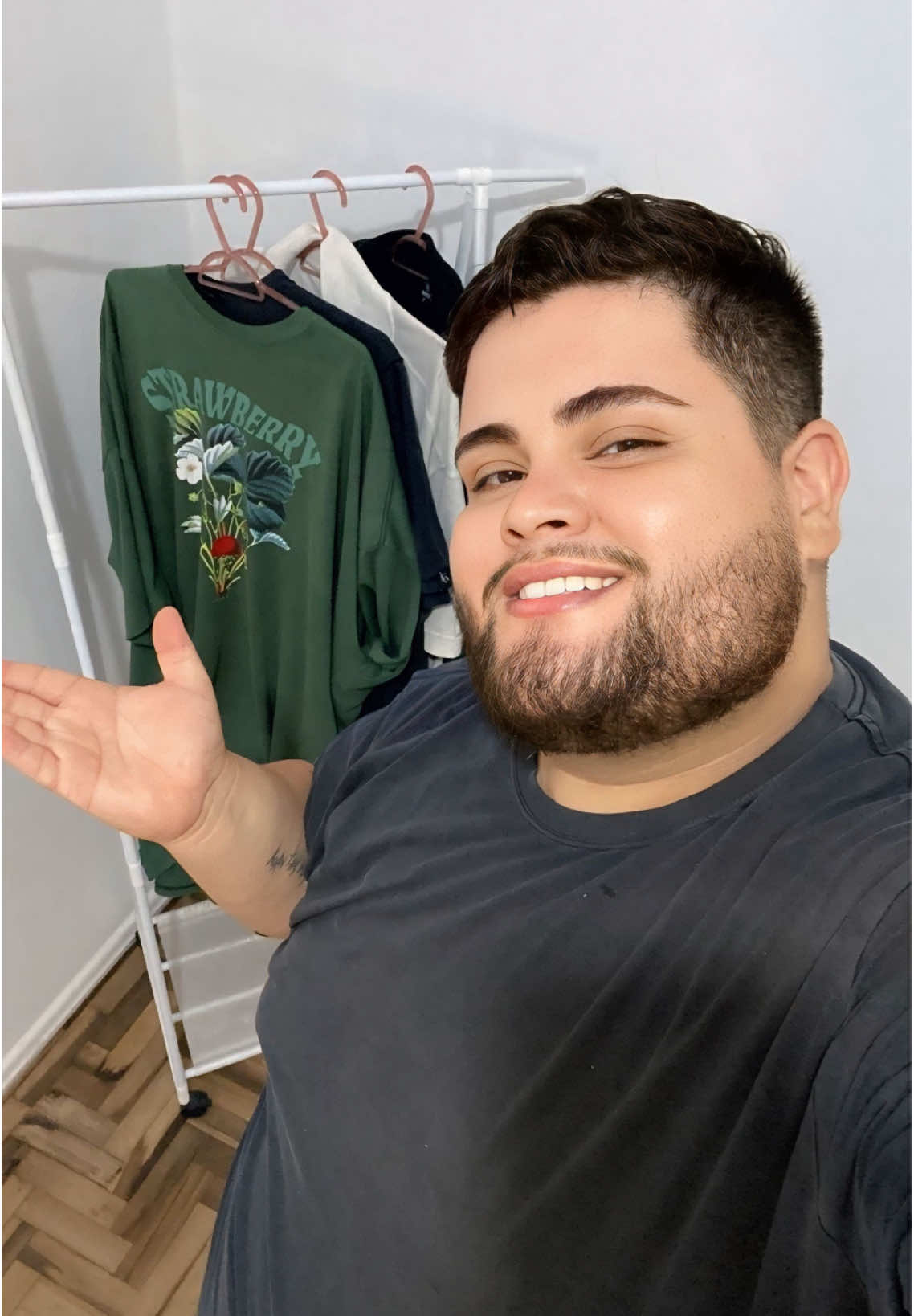 Quatro meses usando @knuluoficial ✨ Amei todas e super indico! A preta é maravilhosa, pois além de linda não fica com marca de suor. A branca é bem fresquinha e da pra usar com bermuda dando mais possibilidades de looks. A verde tem um tecido de algodão impecável.  As duas pretas do vídeo eu ainda uso diariamente no trabalho, tanto que acabei manchando uma com cloro. Nunca tive nenhum cuidado de por elas secarem na sombra. Coloco direto no sol ☀️ há dois anos. Mas eu uso mesmo assim, pois ainda estão perfeitas e foram mostradas pra dar ênfase na durabilidade do tecido, que é de ótima qualidade.  Meus tamanhos: Altura: 186cm Tamanho knulu: G5/66