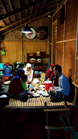 Suasana makan malam sederhana, dengan keluarga kecil kehidupandidesa #reallife #rumahpanggung #pesisirpantai #suasanakampung #fyp #semuaorang #jangkauanluas