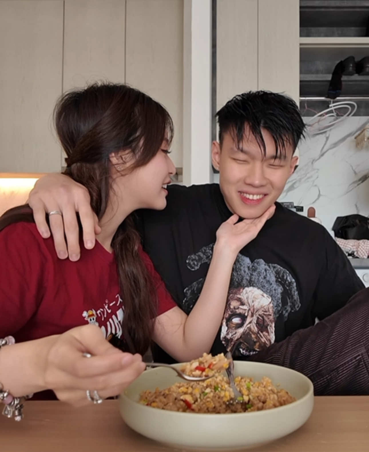 KLARIFIKASI. Gais maaf harusnya nasi goreng NANAS tapi ketuker sama duren😔😭🙏🏻 Maaf ya suamiku, kamu sampe…. AAAA YAUDALAA NONTON AJA FULL NYAA