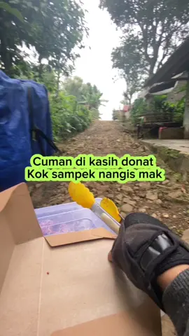 Cuman ngasih dinat mak kok sampe sedih#pejuangrupiah #berbagiituindah #fyp #mangdonat 