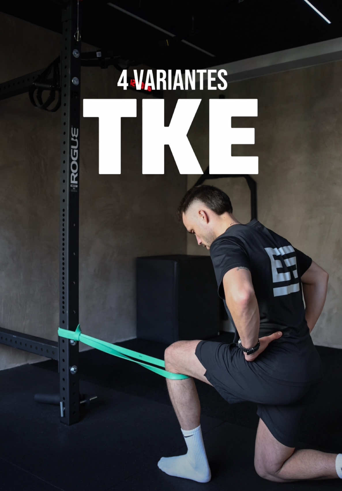 El ejercicio “Terminal Knee Extension” (TKE) es esencial para tu recuperación de rodilla 🦵🏻 ¿Por qué es tan importante? 🔑 Este ejercicio ayuda a mejorar la extensión completa de la rodilla, crucial para restaurar la movilidad normal y fortalecer los músculos alrededor de la articulación. A través del TKE, trabajas el cuádriceps, mejorando el control motor y estabilizando la rodilla. Beneficios:  1️⃣ Incrementa la fuerza y la estabilidad de la rodilla. 2️⃣ Mejora el rango de movimiento. 3️⃣ Reduce el riesgo de recaídas y recidivas.  4️⃣ Ayuda a restablecer la confianza al caminar, correr y saltar. Seguimos avanzando para volver más fuerte 🤜🏻🦿🤛🏻 #rodilla #recuperacion #acl #fisio #ejercicio #entrenamiento #lesion 