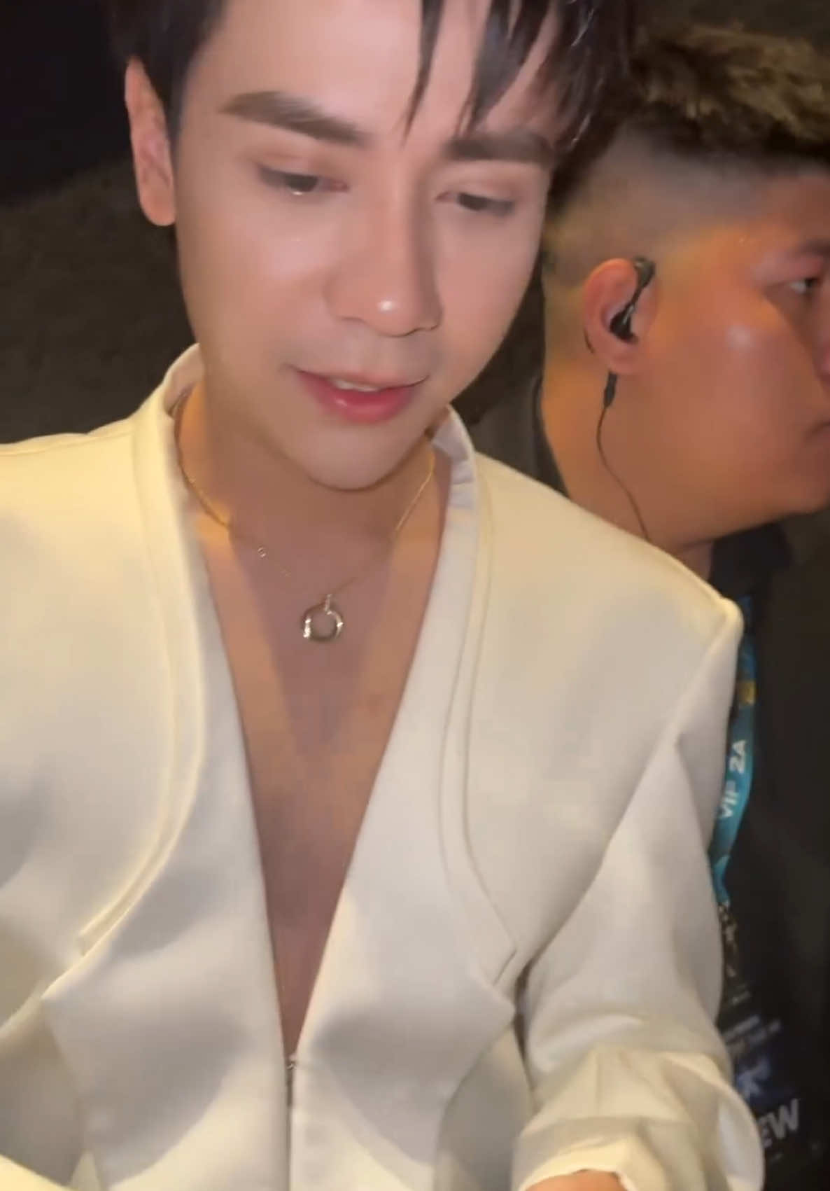 Gần Tổng Tài như thế này, fan nào chịu nỗi, áo vét khoét sâu quá trời rồi #quanghungmasterd #quanghung #lequanghung #masterd ##quanghungmasterd💙🦌 