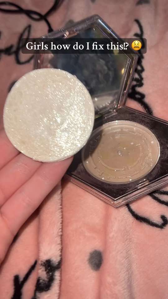 @Fenty Beauty help me out I LOVE this product 😫✨ #fentybeauty #fenty #makup #beauty #sparkle #glitter #diamondbomb #howmanycarats #diamondbombfenty #makeuphacks #helpme #girls #broken #brokenmakeuphacks #? #teamwork 