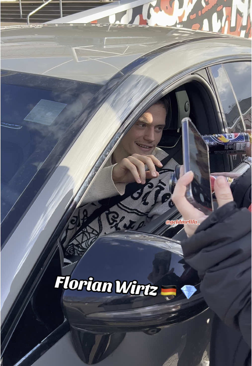 Florian Wirtz hält heute für die Fans nach dem Training an 🤩 #football #bayerleverkusen #wirtz #baller #moment #fans #reaction #geldmrfifa_ #live #leverkusen #mood #dfbteam #florianwirtz #share #new #foryou #viral #🇩🇪 #💎 