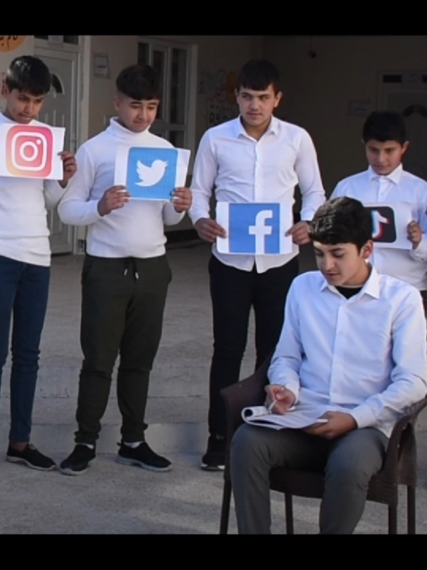 🔹 تمثيلية توعوية عن إدمان استخدام مواقع التواصل الاجتماعي🔹 قامت ثانوية ريتاج الأهلية للبنين في تقديم تمثيلية هادفة بعنوان 