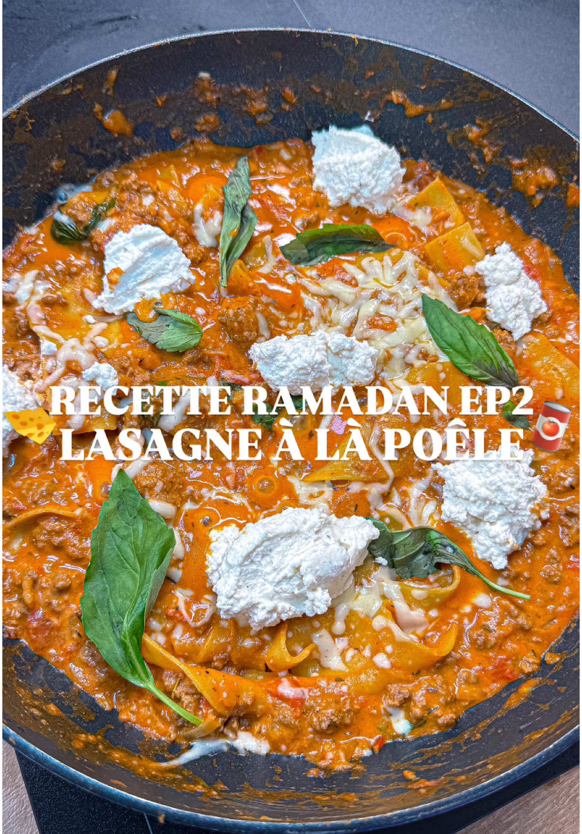 🌙 RECETTE RAMADAN EP2 : 🥫LASAGNE À LA POÊLE 🇮🇹 Parfait pour les étudiants 😍 . . Enregistre la publication si tu comptes reproduire cette recette 🫶🏼 . . Identifie un ami qui devra te faire cette recette et dis moi en commentaire ce que tu en penses 👨‍🍳 . . Un petit like, commente et partage pour la force ❤️ . . 🇫🇷Les ingrédients pour cette recette 🍽 ( 4 personnes ) :   - 🫒1 càs huile d’olive  - 🧅1 oignon - 🧄3 gousses d’ail  - 🥩500g viande hachée  - 🥄1 càc sel, poivre, paprika, l’origan  - 🥄1 càs tomate concentré  - 🥫1 boîte pulpe de tomate  - 🥛200ml crème légère fluide  - 🍃2 feuilles de laurier  - 🧀Mozza  - 🧀Ricotta + parmesan  - 🫓Feuilles de lasagne  - 🌱Basilic  🇬🇧The ingredients for this recipe 🍽 : - 🫒1 tbsp olive oil - 🧅1 onion - 🧄3 cloves garlic - 🥩500g minced meat - 🥄1 tsp salt, pepper, paprika, oregano - 🥄1 tbsp tomato paste - 🥫1 can tomato pulp - 🥛200ml light cream - 🍃2 bay leaves - 🧀Mozza - 🧀Ricotta + parmesan - 🫓Lasagna sheets - 🌱Basil #recettefacile  #recette  #halal #tiktokfood #tiktokacademie #pourtoi #fyp #Ramadan #recetteramadan #lasagne #italianfood 