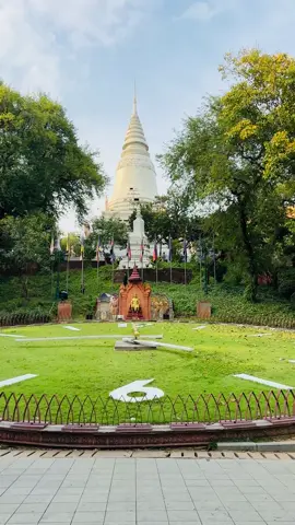 Wat Phnom Historical Site in Phnom Penh City.  រមណីយដ្ឋានប្រវត្តិសាស្រ្ដវត្នភ្នំ​ ក្រុងភ្នំពេញ ជារៀងរាល់ថ្ងៃច័ន្ទ​ និងថ្ងៃ​សុក្រ​ បងៗដែលធ្វេីការនៅវត្តភ្នំនិងធ្វេីការគោរពទង់ជាតិនៅវេលាម៉ោង៥ល្ងាច​ សុរីតាទៅទាន់ល្មមក៍ចូលរួមគោរពទង់ជាតិជាមួយបងៗ​ដែរ​។  📸Sorita #SoritaTravelCambodia