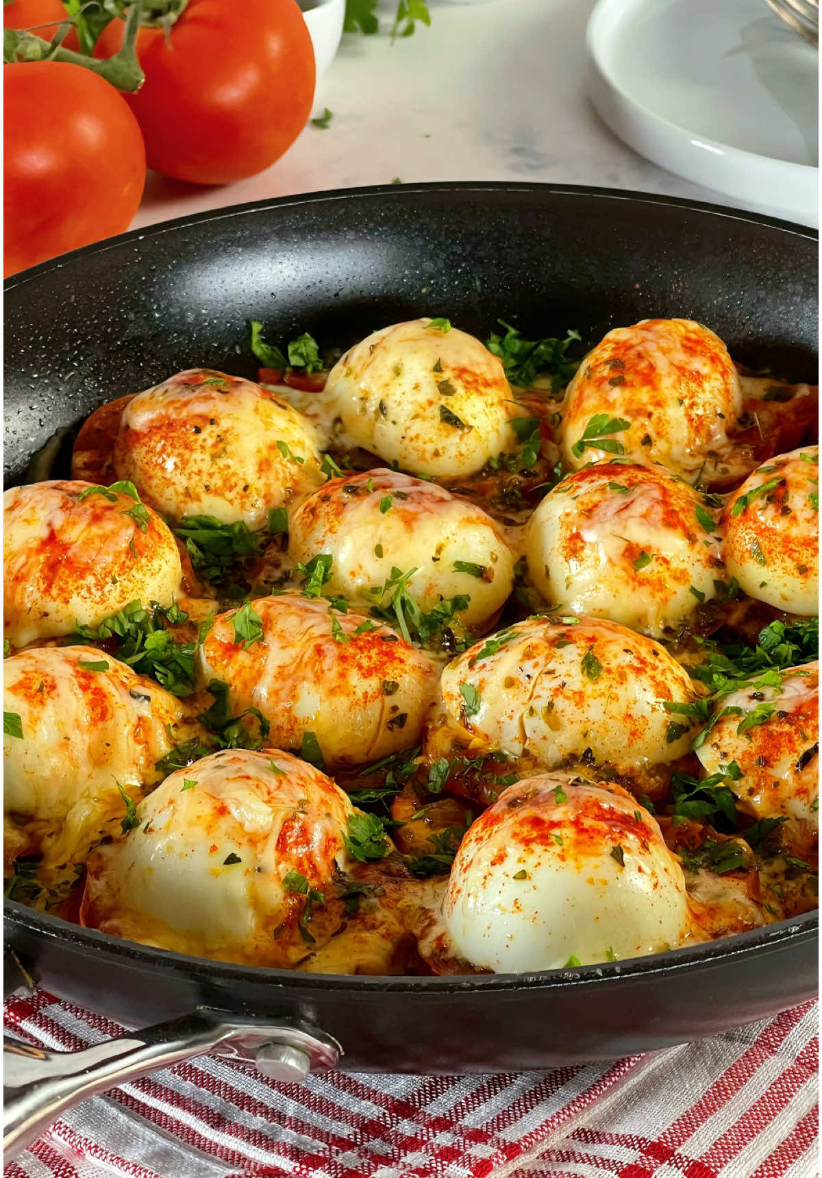 OVOS TURCOS  Se não conhece esta versão de ovos turcos, não sabe o que está perder. Uma receita simples, deliciosa e saudável. Quem tem os ebooks da Panelinha já a conhece e com certeza que já a fez.  A frigideira que usei é como sempre a Frigideira Antiaderente de Cerâmica da Prozis. Nela cozinho de tudo e para toda a família! Fabrico português, garantia de qualidade.   Larga e alta, a base de 3 camadas em alumínio e aço garante durabilidade, assim como distribuição de calor perfeita mesmo até cima.  O Revestimento cerâmico permite cozinhar tudo sem gordura e pode ir ao forno. Código PANELINHA dá 10% desconto e grandes ofertas na @Prozis_official  Para uma frigideira de 28 cm 6-7 ovos cozidos  1 colher de sopa de azeite  1 cebola 2 dentes de alho picados  1/2 pimiento verde 1/2 pimentão vermelho Orégão ou salsa seca a gosto  Sal 3 tomates maduros  50g + 50g de queijo ralado Pimentão doce (paprika) a gosto  Preparação  Cozer os ovos. Descascar  e cortar ao meio. Untar uma frigideira larga com o azeite, adicionar a cebola, o alho , mexer e juntar o pimento verde e vermelho. Temperar com ervas aromáticas (orégãos fica muito bem) e sal, regar com 1/2 chávena de água e ferver até o pimento amolecer. Colocar rodelas de tomate em cima dos legumes e mais um pouco de orégãos. Cozinhar mais 5 minutos. Polvilhar com metade do queijo ralado, e por cima das rodelas de tomate, dispor as metades dos ovos cozidos. Polvilhar com pimentão doce, o restante queijo, tapar e ferver mais 2 min ou até o queijo derreter. #ovosturcos #ovo #ovos #huevos #receitafit #receitafacil #receitassaudaveis