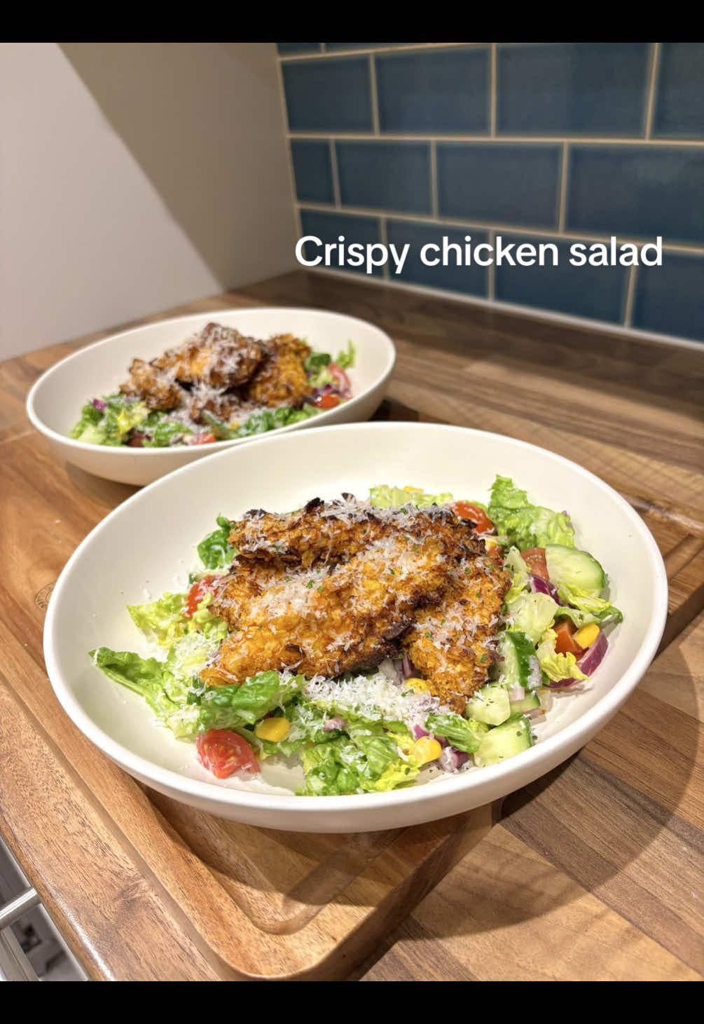 Crispy cornflake chicken salad 🥗  . Such an easy throw together light meal! Can also serve with chips / sweet potato or in a wrap!  Recipe for 2: 60g corn flakes  260g chicken breast  Egg  Salt  Pepper Paprika  Lettuce Tomato Cucumber  Red onion  Sweetcorn  10g Parmesan  40ml light salad dressing  . 386 calories / 39g protein / 30g carbs / 12g fat  . Full recipe coming tomorrow on my online meal plan platform ➡️ link in my bio!  . . #chickensalad #cornflakechicken #highprotein #recipes #servedinnerwithme #lunchideas #DinnerIdeas #chickenrecipes #mealsforweightloss 