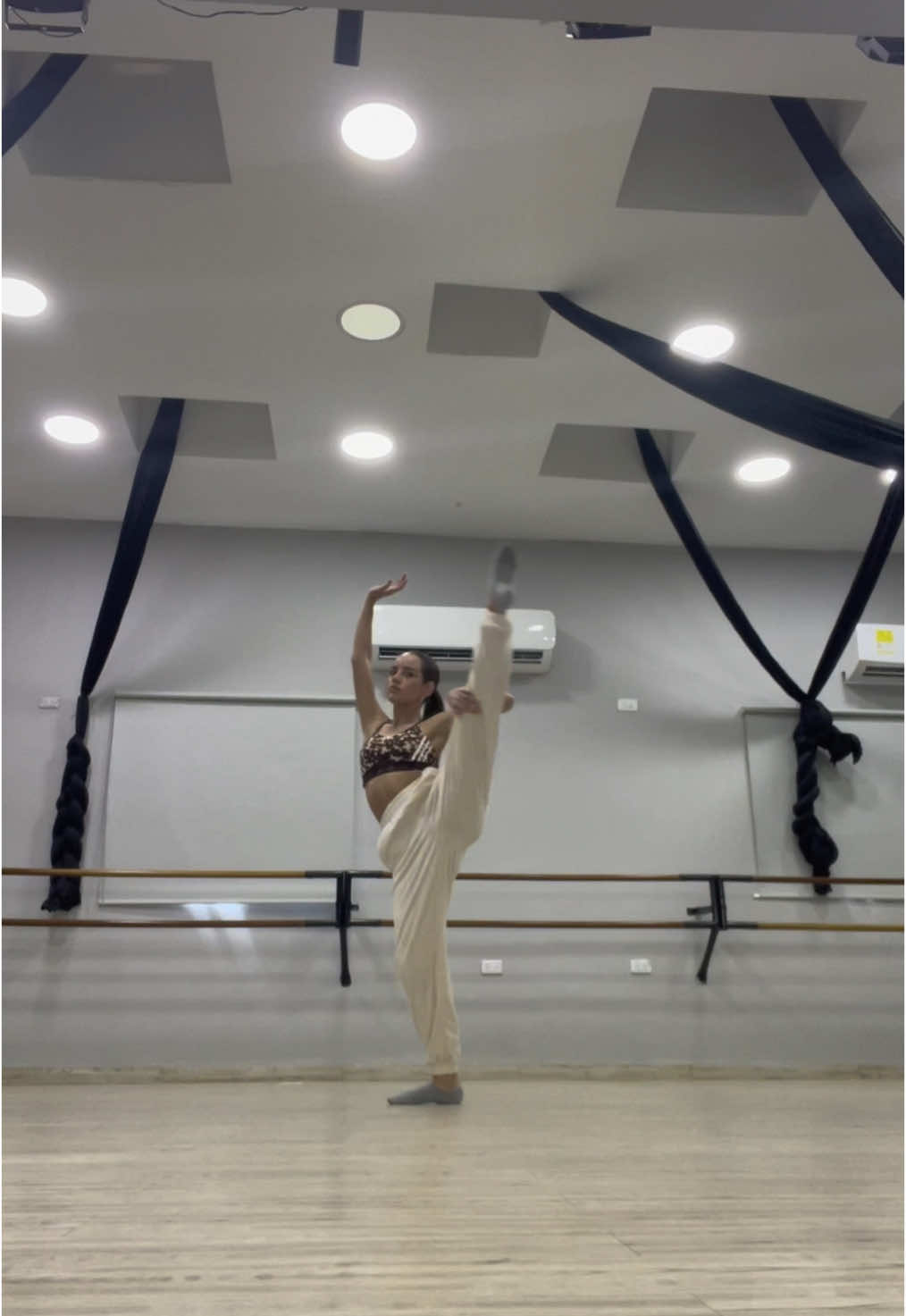 Los que piensan que bailar es fácil nunca han estado en una clase de técnica 😰💙 #fyp #dancer #viral #parati #foryoupage #zyxcba #fypシ゚ #barranquilla #ballet 