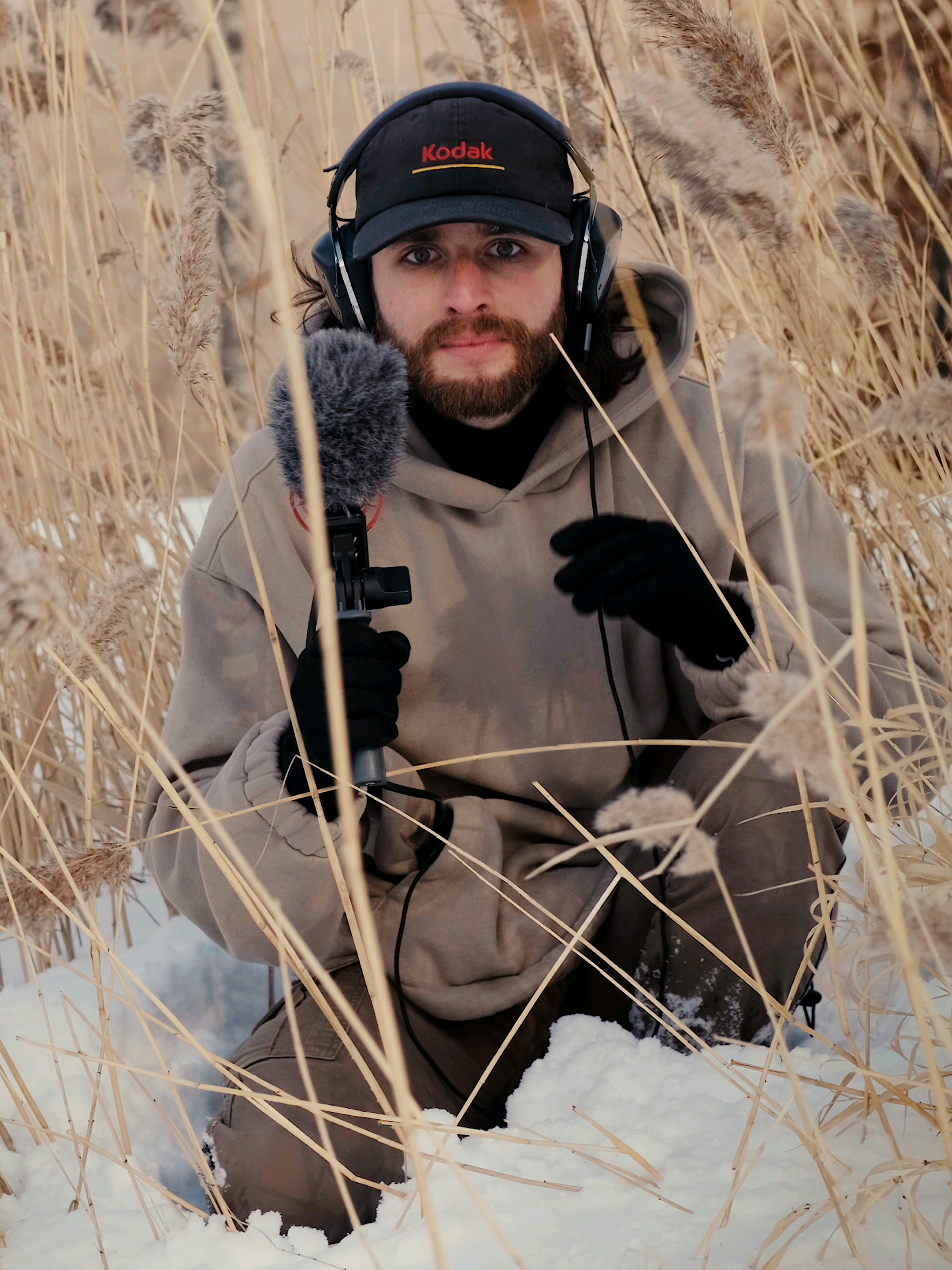 The call of Willow Ptarmigans 🪶 Sometimes, the best encounters are the unexpected ones. While walking through the Lac Saint-Jean region, I came across a group of Willow Ptarmigans by the roadside, near a snow-covered field. I quickly hid to avoid disturbing them and took the time to watch… and listen. I managed to record some of their calls: a series of short vocalizations, followed by a clattering sound just before they took off. In winter, they turn completely white, blending perfectly into the snow. A beautiful moment to witness and record. #nature #canada #winter #pourtoi #fyp 
