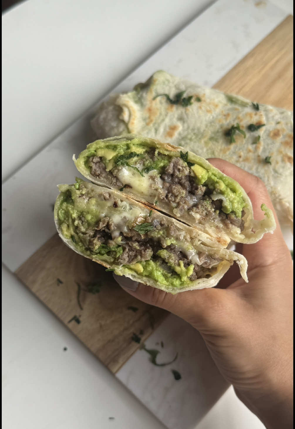 Burritos de carne & queso 🤤 Hoy junto a @carneargentina.ipcva y @argentinebeef hacemos una receta que no falla y tenes que probar si o si 🙌🏽 Ingredientes  Masa  1 taza y 1/2 de harina 0000  1/2 taza de agua tibia  Sal  Polvo de hornear  Una cucharada de aceite  Relleno  400 gr de carne  1/2 cebolla morada y 1/2 cebolla común  Una palta  Queso mozzarella y queso sardo  Salen 2 burritos  #carneargentina #carnevacuna #cocinacasera #recetasfaciles #cocina #recetas #cocinafacil #recetasconcarne #burritos @Carne Argentina @Argentine Beef 