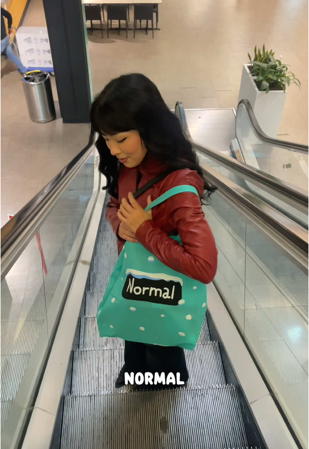 ad @NORMAL Portugal ano novo, novo eu? pelo menos é uma desculpa pra comprar maquiagem nova 🩷 vem comigo 🏃🏻‍♀#NormalPortugal #NormalMadeMeBuyIt
