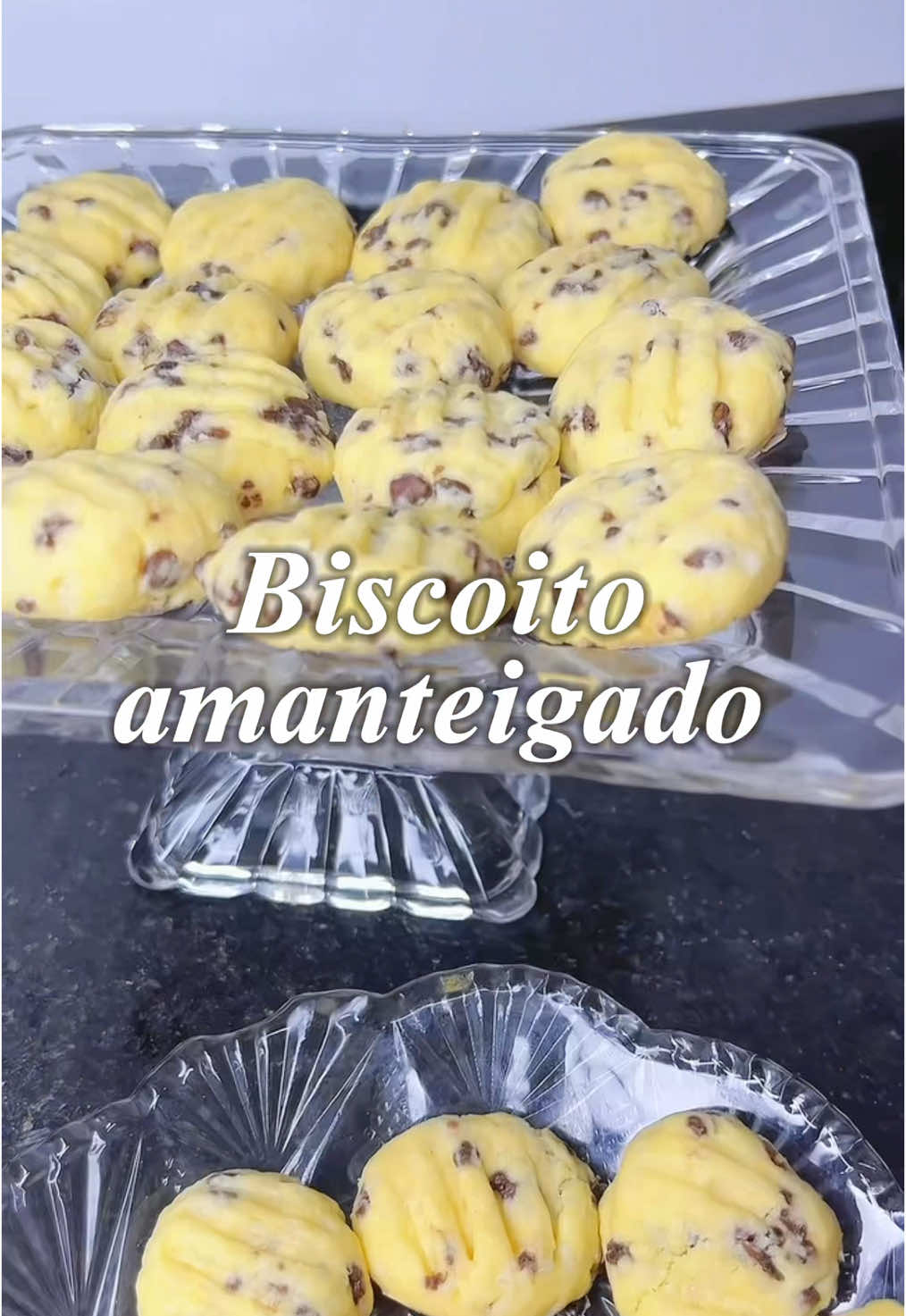 Biscoito amanteigado rápido e fácil  Ingredientes: • 1 xícara de maizena • 1 xícara de farinha de trigo • Meia xícara de açúcar • 4 colheres de manteiga • Opcional ( adicionar granulado gourmet) - forno pré aquecido 180° e deixe assar por 25 minutos. #biscoito #bolacha #receitasimples #receitas #comidatiktok #receitastiktok 