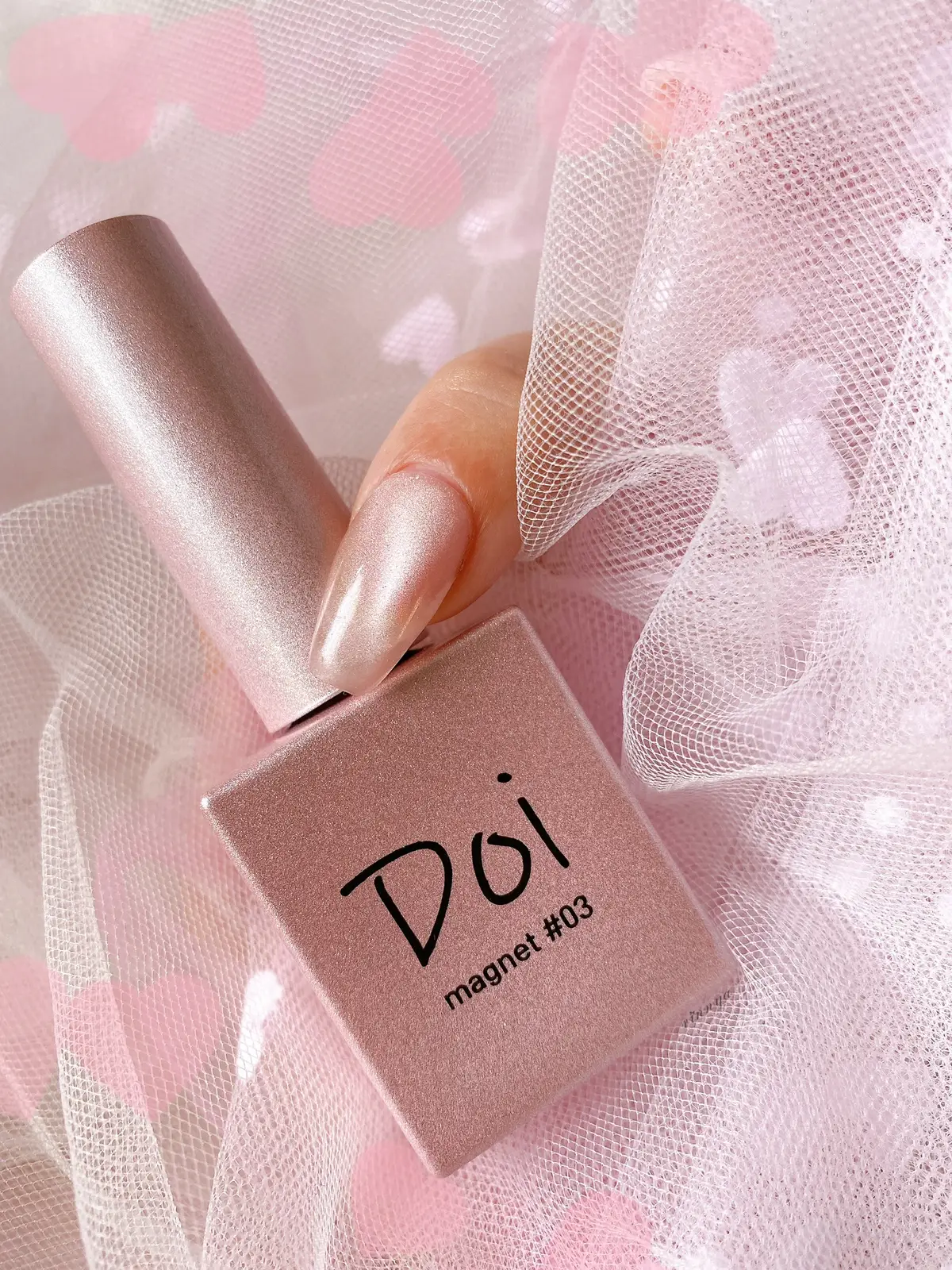 韓国発のnailbayo(ネイルバヨ)ジェルが可愛すぎる💕 Doi Magnet 03番🩷 一度塗りです🧲 めーーちゃきれい。ぷるぷるなる。 あの某有名メーカーのジェルよりプルプルなる気がする☺️笑 わたしはQoo10で買ったよん！ アンバサダーしてるけどこのカラーは購入品です！ @Nailbayo.jp  #ネイルバヨ #ぷるまぐ #ジェルネイル #マグネットネイル #透け感ネイル #大人可愛いネイル #nailbayo #韓国ネイル 