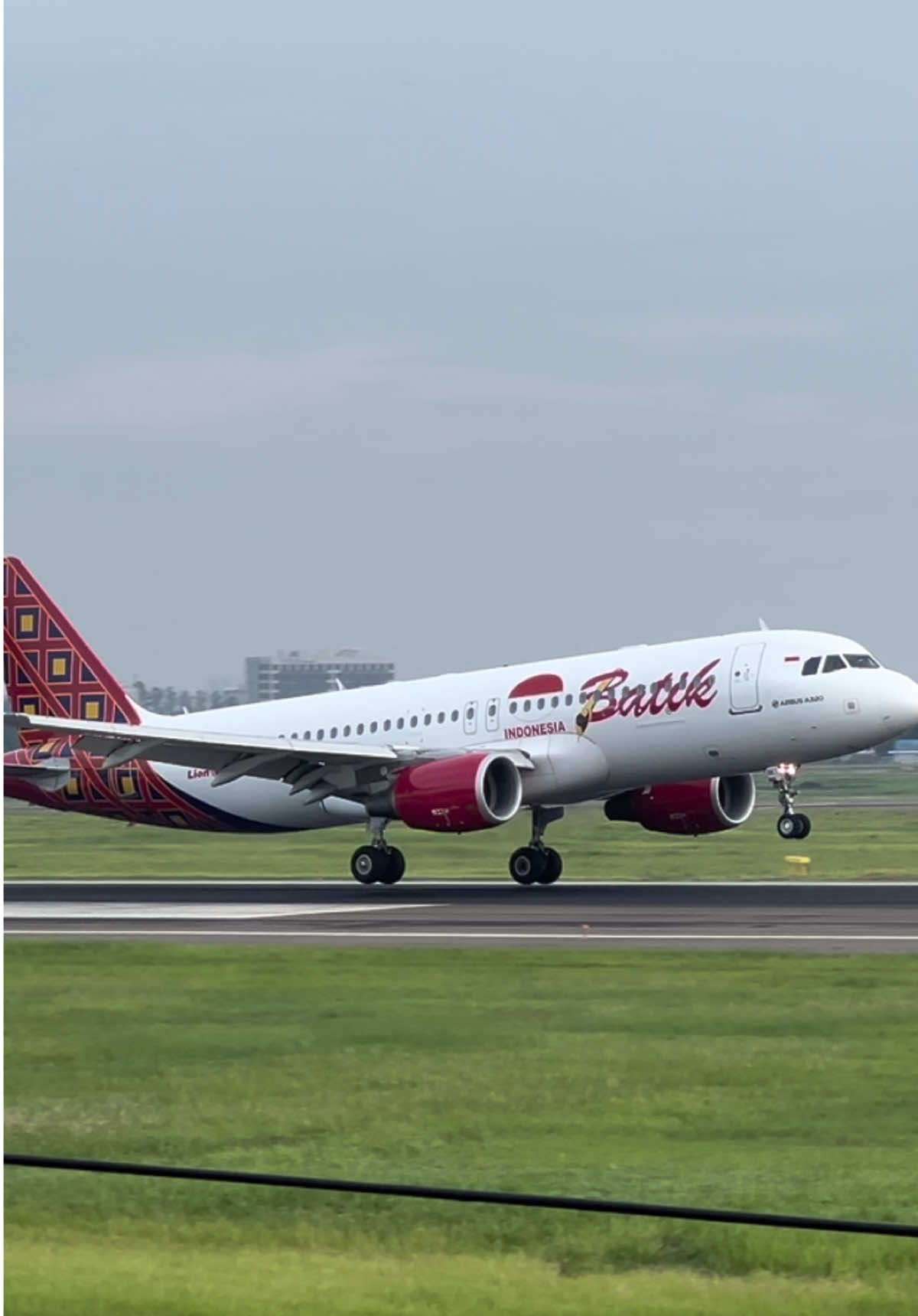 Batik Air PK-BKT Flight ID7150 Arrived from Singapore #planespotting #pesawat #batikair #pesawatterbang #pesawatlanding #namair #pknas #nontonpesawat #sriwijayagroup #avgeek #boeing #boeinglovers #boeing737 #airbus #airbuslovers #airbus320