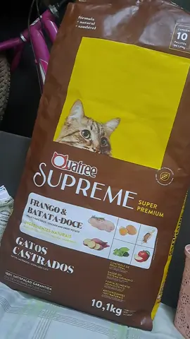 ração boa super prêmio,meus gatos amaram e eu tô apaixonada por essa ração. 😻😻😻😻😻😻😻 #ração  #quatreesupreme  #gateiros  #maedegato 