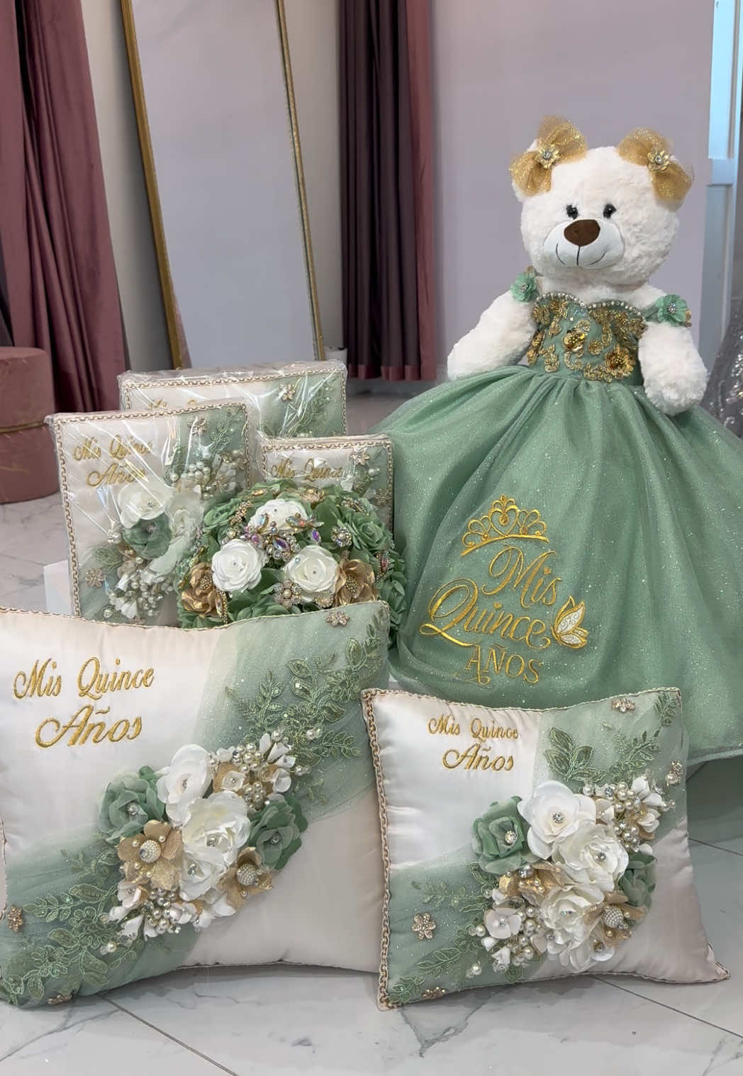 💚✨ Todo lo que necesitas en un solo set para tu quinceañera ✨💛 Este hermoso set en dorado y sage verde ya está disponible para compra en Bety’s Boutique! 🎉💖 Incluye: ✔ Cojín grande para la ceremonia en la iglesia ⛪ ✔ Cojín pequeño para el cambio de corona 👑 ✔ Libro de firmas con pluma ✍️ ✔ Álbum de fotos para tus recuerdos 📸 ✔ Baúl para que tus invitados depositen sus regalos 💌💰 ✔ Nuestra Biblia especial para la ceremonia 🙏📖 ✔ Nuestro ramo más vendido 💐 ✔ Oso quinceañero bordado con “Mis Quince Años” 🐻 ✨ Podemos recrear este set en cualquier color que necesites. ✨ 🎨 Si tu quinceañera tiene otros colores, no hay problema, lo hacemos exactamente a juego con tus colores. 🖊 También podemos bordar tu nombre y fecha en los artículos que desees. Haz que cada detalle de tu día sea inolvidable 💖✨ ¡Ven a verlos en persona o mándanos mensaje para más información! 📲 📍 Salinas, CA #SetDeQuinceañera #QuinceAños #DetallesEspeciales #QuinceañeraSageVerde #QuinceañeraDorada #MisQuince #RamoDeQuince #BibliaDeQuinceañera #BetyBoutique