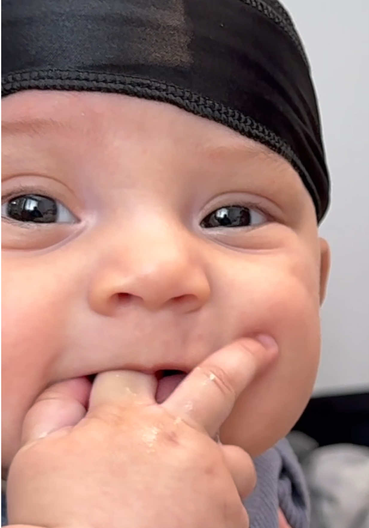 Nah flipping me off is WILD 😭😭😭 @Sachi 🌷 #viral #babiesoftiktok #larobenz #zaza #lilversachi 