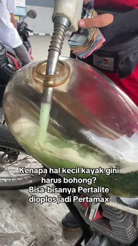 Untuk jaga-jaga... isi Pertalite dulu dah. Ngeri-ngeri sedap mau isi biru Pertamax. Semoga issue ini gak benar ya gaess... biar gak #indonesiagelap & jadi pada pengen #kaburajadulu  . . #pertalite #pertamax #pertamaxoplosan #spbupertamina #pertamina #tangkitransparan #tangkimotor #tangkicustom #transparentgastank #gastank #chopper #chopperindonesia #chopperlife 