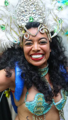 Salve o carnaval brasileiro 🎉 Salve quem divulga nossa cultura e possibilita trabalhos pra quando a gente quer cair no mundo 😍 Salve salve @sambaserbia 🥳 E bom carnaval pra genteeeeeeee 🎉