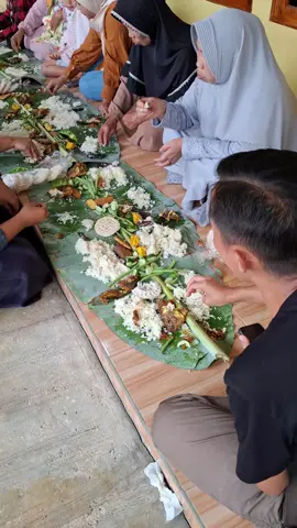 Makan nasi liwet bersama keluarga besar di pedesaan #Nasiliwet #Kumpulkeluarga #Alam #Pedesaan #Kampungviral #fyp 
