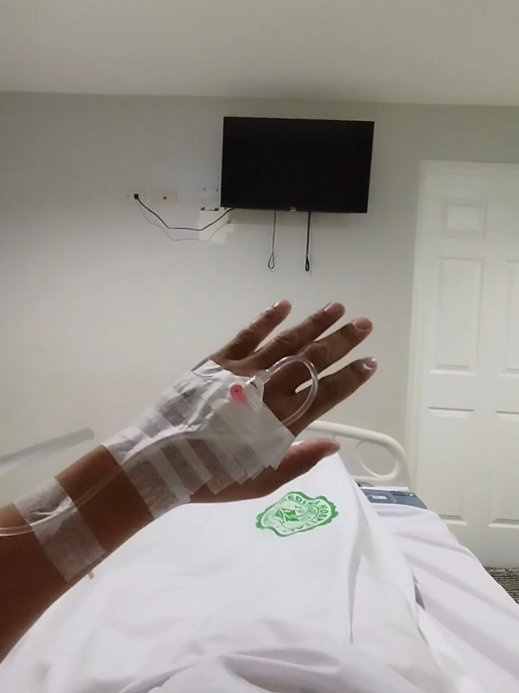 Habang akoy nakahiga sa hospital, this came up into my mind.  If you want to take good care of your family, you must not forget to take good care of yourself too. Yes, we all need to grind and hustle for our family to meet our daily ends but minding our physical health is simply a must. Kaya sa lahat ng mga taong nag-ttrabaho sa kahit anong profession, h'wag niyo din kalimutan na alaagaan ang sarili kahit ano pang pagsisipag ninyo para sa pamilya pag hindi niyo inalaagaan ang sarili niyo mababaliwala ang lahat pag katawan na ang maniningil.  Rest, Recharge, Restart. #worklifebalance #grind #hustle #rest 