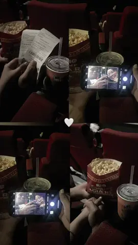 #CapCut Cảm giác hạnh phúc đơn giản là cùng nhau đi xem một bộ phim và nắm tay nhau giữa đường phố tấp nập🫶 Đã bao lâu rồi bạn chưa đi xem phim cùng người mình thích!?#embebu🖤🤍anhcutu #vochong #viralvideo #fyp #yeuxa #duchotanthe 