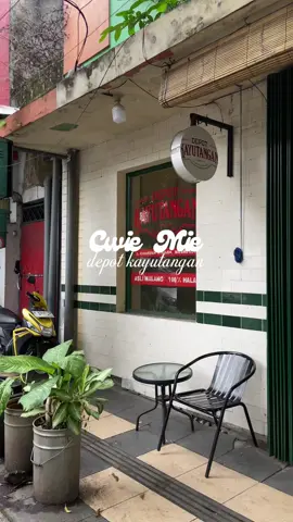 Cwie mie enak di kota malang, nama tempatnya Depot Kayutangan, tempatnya nyaman dan bersih, untuk harga makanan dan minumannya juga masih sangat terjangkau 😋 📍Depot Kayutangan #fyp #fypage #fypシ゚ #malang #malang24jam #kulinermalang #malangfoodies #cwimiemalang #depotkayutangan #aplacetogo 