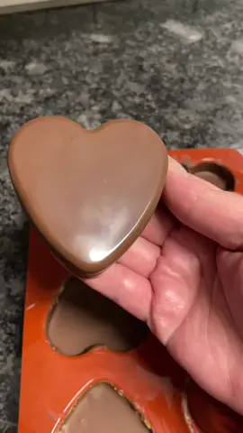 This kit makes 6 large Dubai chocolates & I had leftover chocolate, kataifi & tahini🍫💚🔥#dubaichocolate #Foodie #tiktokmademebuyit #review #pistachio #fyp #foodreview #dessert #chocolate #candy #asmr #snacks #DIY #foodblogger @Exotic drankz &snackz 