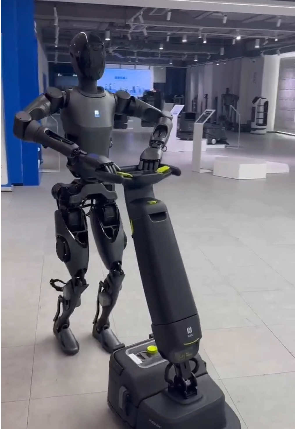 The humanoid robot is operating the scrubber for cleaning. 🤖😎😆👀🧹 #humanoidrobot #robotics #china #ai #trend #future 