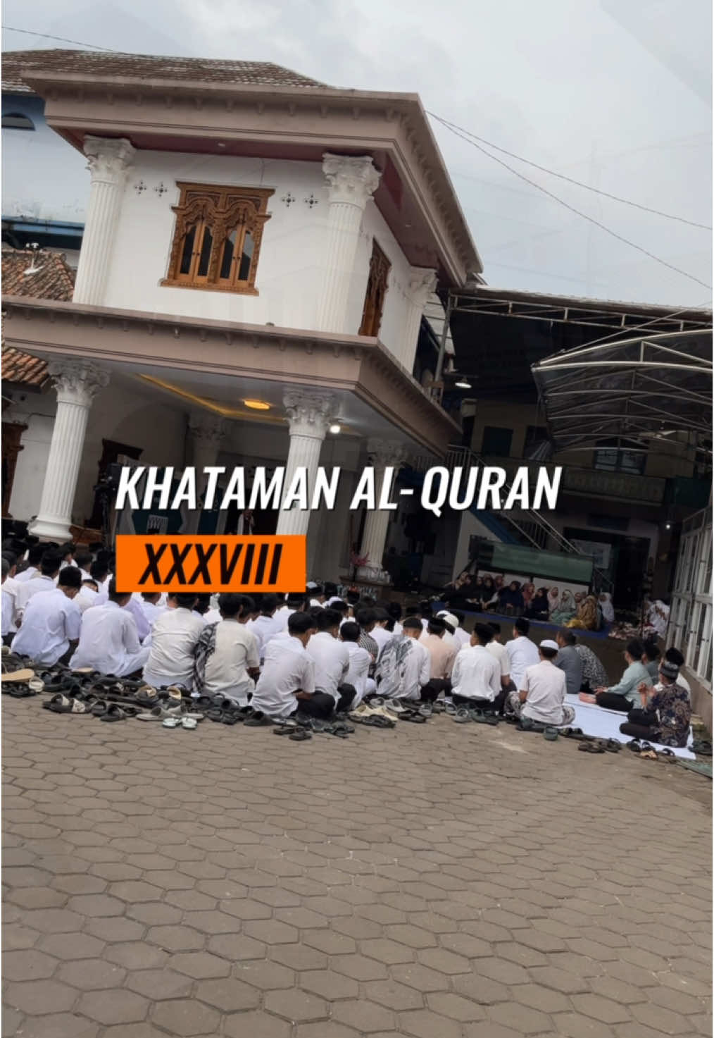Khataman Al-Quran adalah momen yang sangat istimewa dalam kehidupan seorang Muslim, di mana seseorang selesai membaca atau mendengarkan seluruh isi Al-Quran dengan penuh khusyuk dan keikhlasan. Kegiatan ini tidak hanya menjadi tanda keberhasilan dalam mencapai pemahaman dan penghayatan terhadap kitab suci, tetapi juga merupakan bentuk pengabdian dan rasa syukur kepada Allah SWT. Khataman Al-Quran sering kali dilaksanakan bersama keluarga, teman, atau dalam komunitas untuk mempererat tali silaturahmi dan meningkatkan ketakwaan kepada-Nya.     #santri #pondok #khatamanalquran #fyp 
