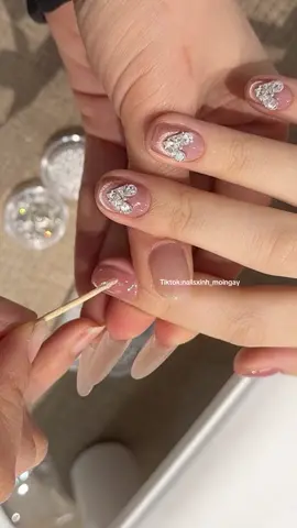 Đính đá em trái tim đang hot nà #nailsxinh_moingay 