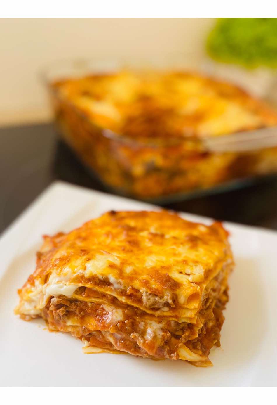 De bonnes lasagnes, avec le bon dosage pour ne pas les rater ! Sui va tester ?  Ingrédients :  1 cas d’huile d’olive  1 oignon  1 carotte  3 gousses d’ail  40g de concentré de tomate  500g de purée de tomate  150 ml d’eau  1/2 cac de sel  1/2 cac de poivre  2 feuilles de laurier ( facultatif) 50g de farine  50g de beurre  600 ml de lait  1 pincée de sel  1/3 pincée poivre  1/3 cac de noix de muscade  Pâte à lasagnes  Mozzarella  #recettesimple #cuisine #jedebuteencuisine #lescasserolesdebineta #lasagnes #pâte 