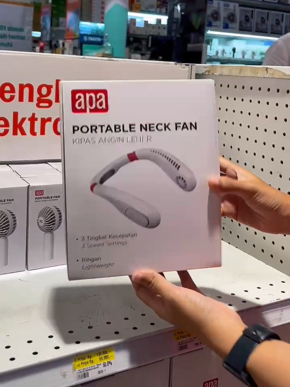 APA menghadirkan kipas angin leher yang dapatmelengkapi perlengkapan traveling Anda. Terbuat darimaterial berkualitas sehingga nyaman digunakan dalamjangka waktu yang lama. Memiliki desain yang ringkassehingga kipas angin leher ini mudah untuk dibawa kemana saja. Sangat cocok digunakan untuk kegiatan outdoordan dijadikan perlengkapan traveling Anda. Baterai rechargeable Menggunakan baterai yang dapat diisi ulang sehingga tidakmemerlukan penggantian baterai secara terus-menerus. #kipasleher #azko #csb #cirebonsuperblokmall  #cirebontiktok 