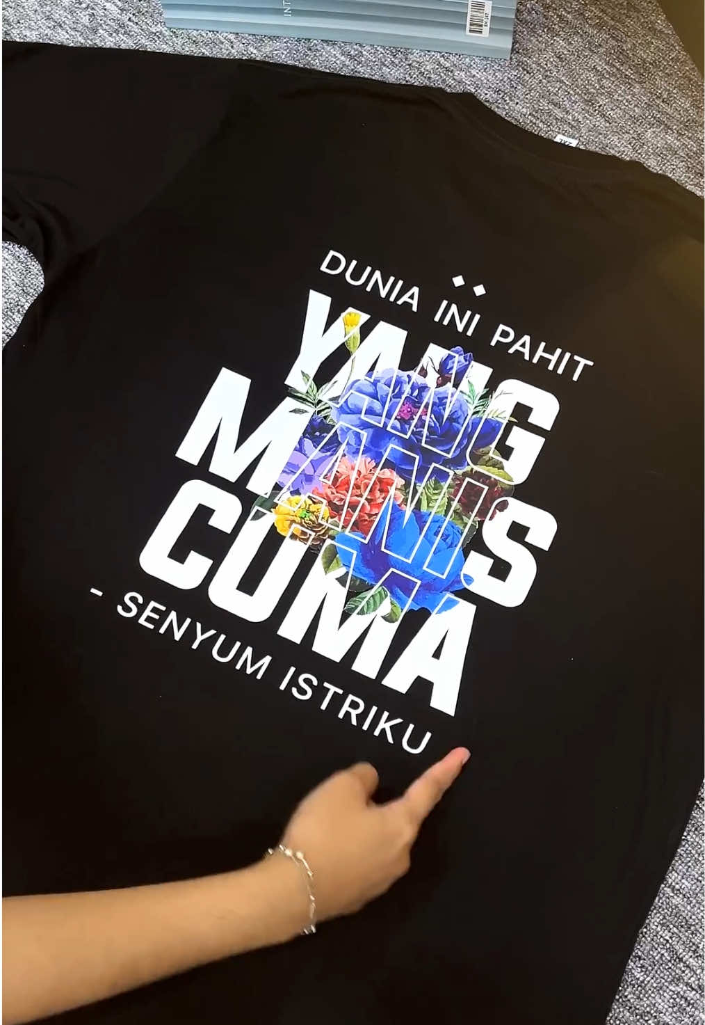 Dunia ini pahit, tapi cuma senyum istriku yang manis😊